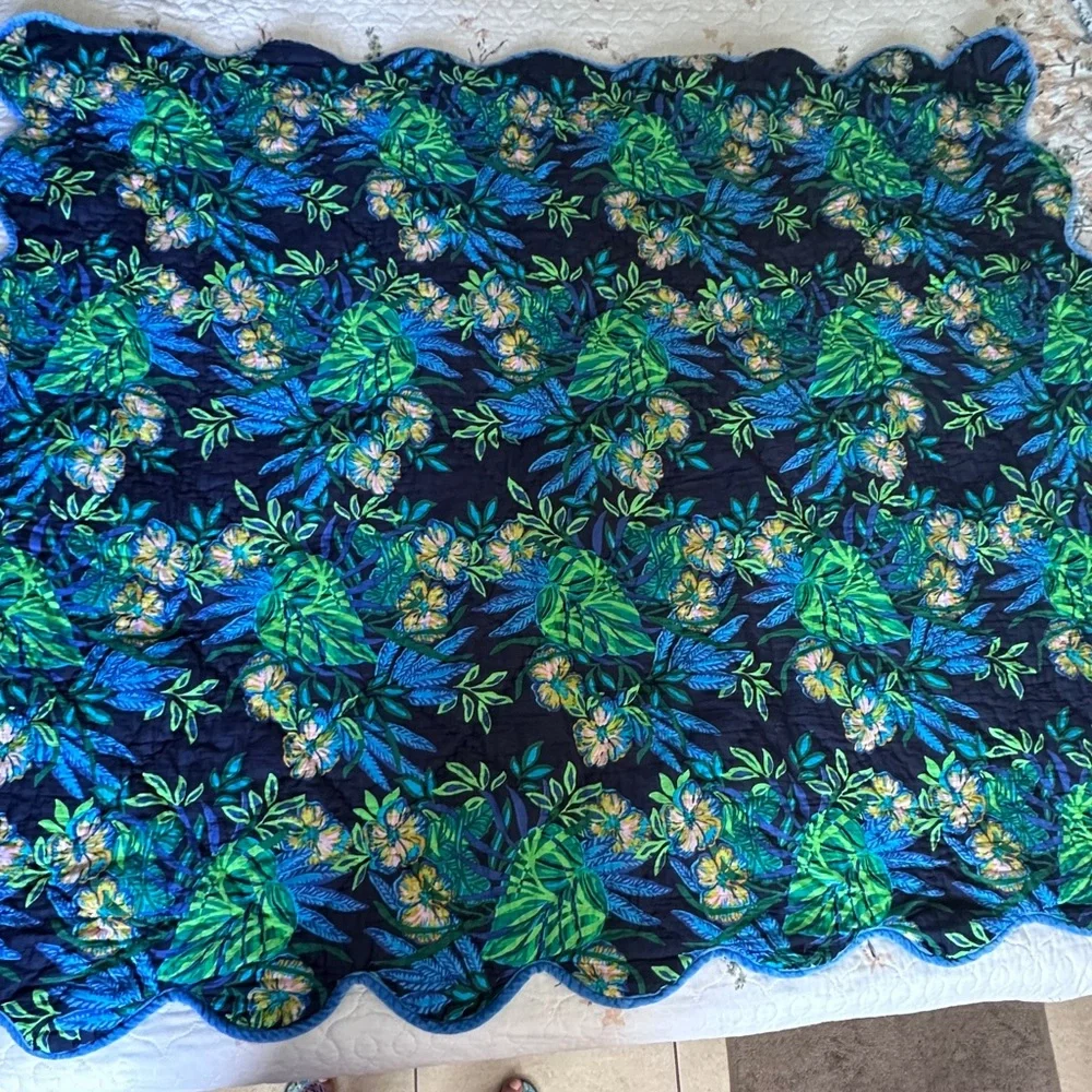Lilly Pulitzer Reversible Throw Blanket - Multi The Hottest Spot Velvet scallop